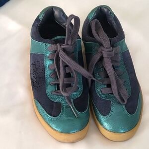 Authentic Y2k look Tory Burch hike, bike, walk & talk sneakers. So cute!
